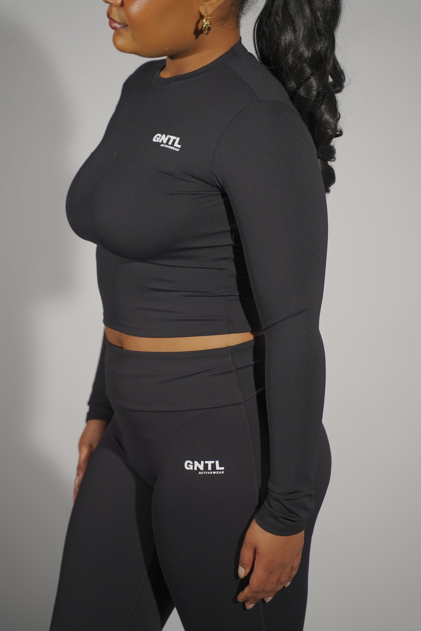 Seamless Black Long Sleeve Top – Soft, Slim Fit